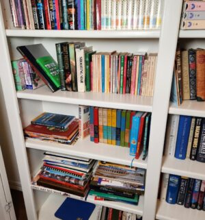 b84- MASSIVE Collection of books. Over 500 books! Buyer to load and box - Image 9