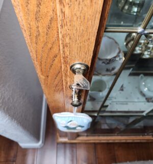 b108- Oak curio cabinet w/ lead glass and key. No contents - Image 3