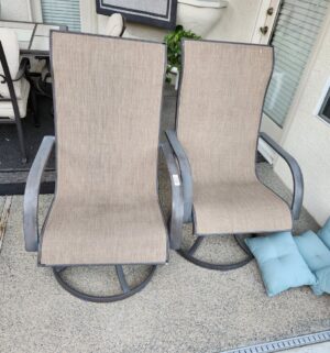 b130- Set of 2 Swivel Patio Chairs. Very Good Condition