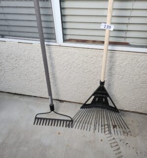 b139- garden rakes