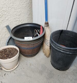 b140- pots, garden supplies