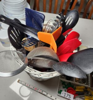 b175- utensils, kitchen rags and items in cabinets - Image 4