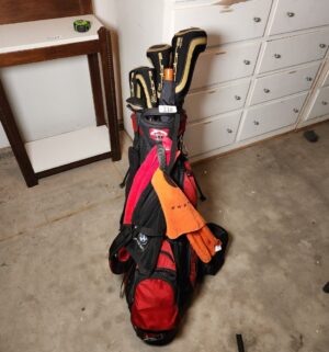 b218- Very nice set of golf clubs w/ bag