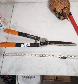 b258- fiskars shears