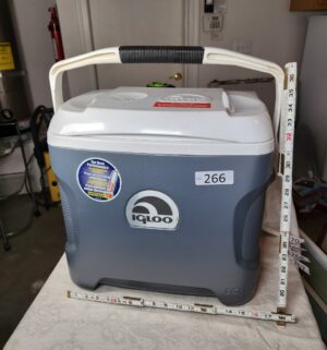 b266- Igloo electric cooler