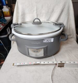 b301- Large Crockpot