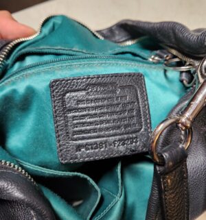 b421- Authentic Coach leather purse - Image 3