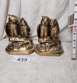 b439- Vintage perched owl bookends. Cast bronze
