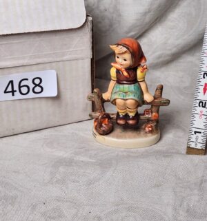 b468- Just Resting. Hummel