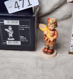 b471- A sweet offering. Hummel