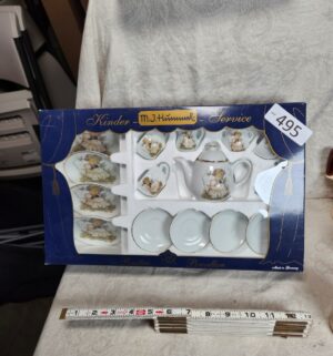 b495- M.J. Hummel Kinder Service miniature tea set