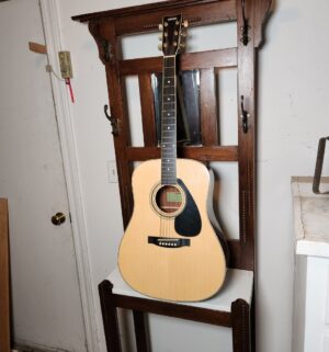 b514- Yamaha FD02 Acoustic Guitar w/ Leather case