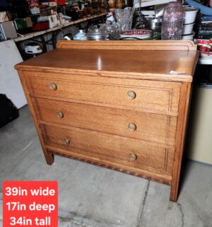 b516- Antique Tiger Oak Dresser. Beautiful condition