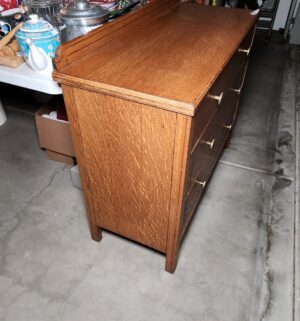 b516- Antique Tiger Oak Dresser. Beautiful condition - Image 3