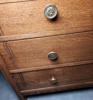 b516- Antique Tiger Oak Dresser. Beautiful condition - Image 4