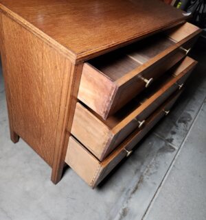 b516- Antique Tiger Oak Dresser. Beautiful condition - Image 5