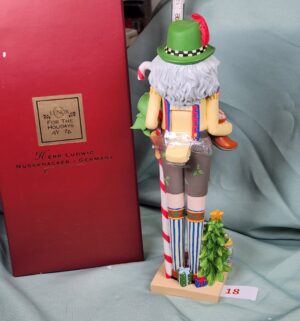 d18- Lenox Herr Ludwig Nutcracker - Image 4
