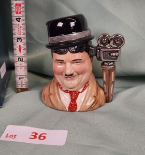 d36- Oliver Hardy D7009 Royal Doulton - Image 1