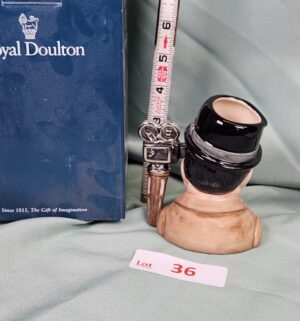 d36- Oliver Hardy D7009 Royal Doulton - Image 2