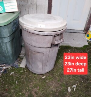 c9- garbage can w/ lid