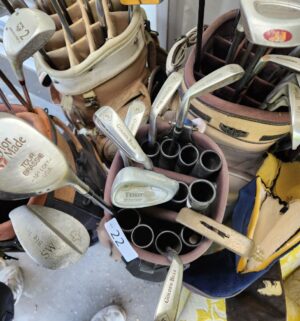 c22- collection of vintage golf clubs - Image 3