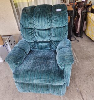 c23- retro working recliner. Very good shape. Moved to covered patio 12/1/25