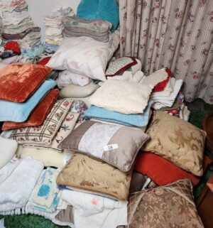 c38- HUGE collection bedding for queen/full. Pillows. Table linen and more - Image 2