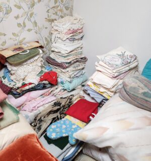 c38- HUGE collection bedding for queen/full. Pillows. Table linen and more - Image 3