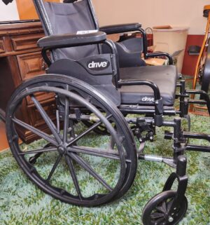 c53- drive cruiser 3 wheel chair. Excellent condition - Image 3