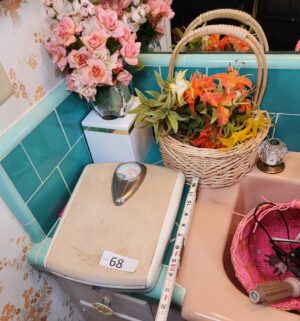 c68- retro scale, fake plants - Image 1