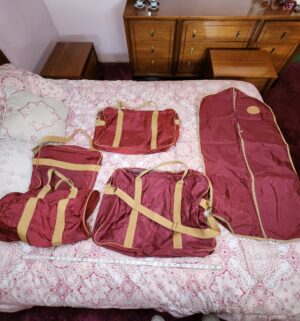 c82- vintage luggage set - Image 1
