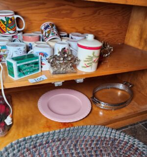 c105- misc items in bottom cabinet - Image 2