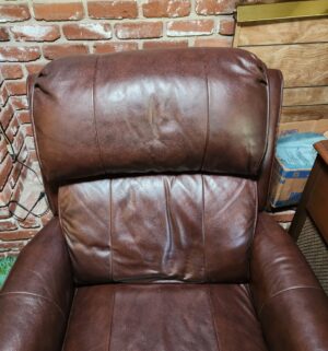 c119- leather recliner. Very good shape - Image 3