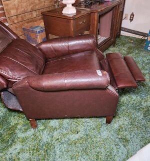 c119- leather recliner. Very good shape - Image 4