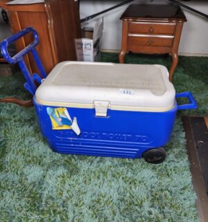 c131- igloo construction rolling cooler - Image 1