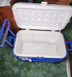 c131- igloo construction rolling cooler - Image 2
