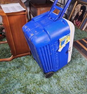 c131- igloo construction rolling cooler - Image 3