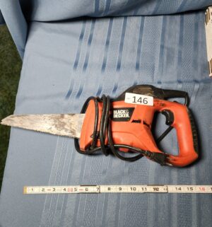 c146- black & decker electric saw. Tested/works - Image 1