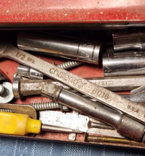 c151- tray with tools - Image 2