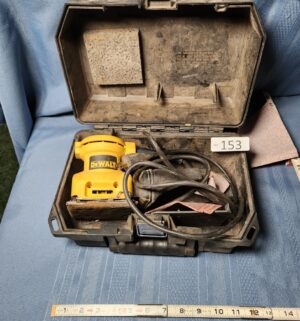 c153- dewalt palm grip sander. Tested/works - Image 1