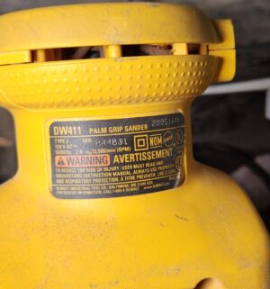 c153- dewalt palm grip sander. Tested/works - Image 2