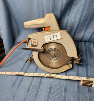 c177- B & D 7 1/4 circular saw. Tested/works - Image 1