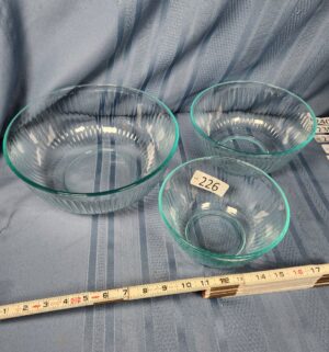 c226- pyrex mixing bowl set - Image 1