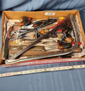 c228- tray of various tools - Image 1