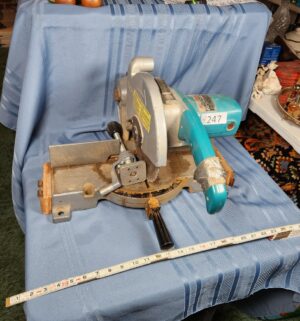 c247- makita mitch saw. Briefly tested/works. Needs new cord - Image 1