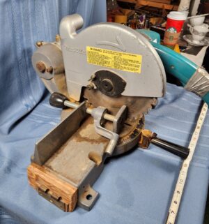 c247- makita mitch saw. Briefly tested/works. Needs new cord - Image 2