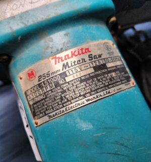 c247- makita mitch saw. Briefly tested/works. Needs new cord - Image 4