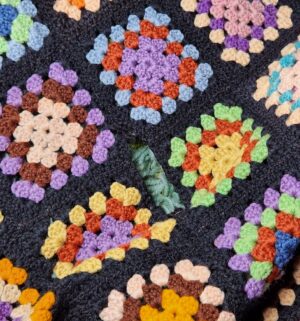 c352- handmade multi-colored crochet granny square throw blanket - Image 3