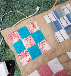 c356- vintage homemade machine sewn quilt - Image 2