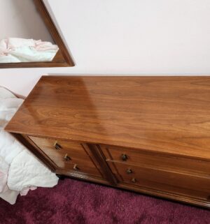 c370- American of Martinsville 4 Piece mid century dresser set w/ mirror & 2 night stands - Image 4